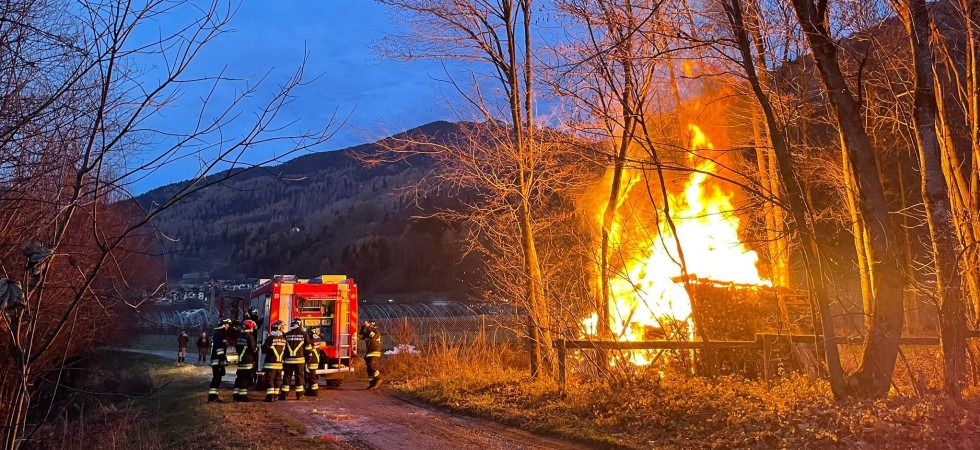 Serie di incendi in val Rendena: a fuoco un fienile, una baracca con le cataste di legna e un cassonetto a Pinzolo